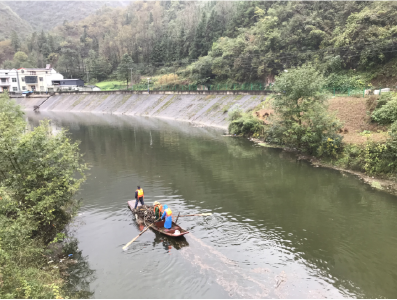 野人谷镇：清理河道垃圾 美化生态环境