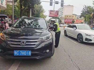 房县交警开展机动车不礼让行人专项整治行动