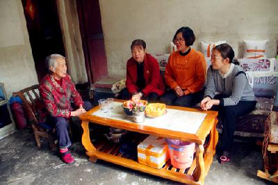 县东城小学：爱在重阳节 情暖老人心