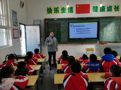 县实验小学举行防踩踏疏散演练