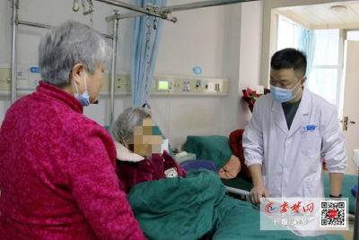 十堰人医克服多重风险成功实施手术 襄阳危重骨折老人目前已能下地站立