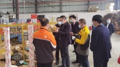省邮政管理局党组书记、局长唐顺益调研我县 “快递进村”工作