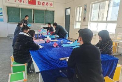 县教育局督导检查中坝学校“五项管理”工作