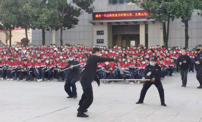 房县城关一中：开展法制教育讲座暨反恐、防暴应急演练