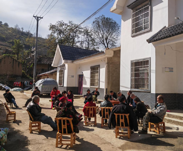 房县人社局乡村振兴工作队：开好户院会  干群心连心