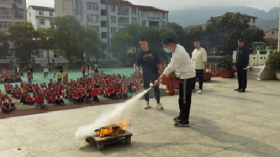 青峰小学：消防安全警钟常鸣 安全演练提升技能
