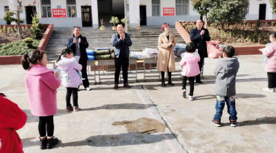 北京爱心人士到九道乡中小学送温暖献爱心