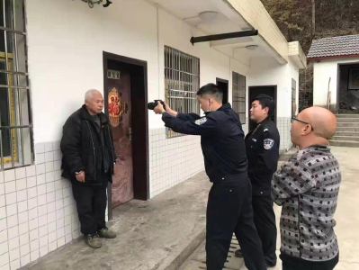 万峪河乡派出所  上门办证暖民心