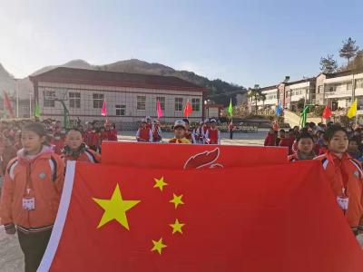“红领巾，心向党” 明德小学一批新队员入队