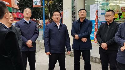 谢晓鸣调研老城区改造时强调：把城市当景区建 打造15分钟生活圈 高质量推进老城改造