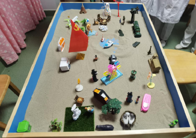 “一沙一世界”：县保健院开展心理沙盘团体体验活动