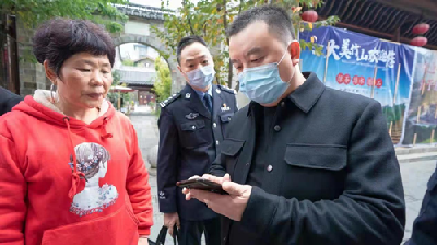 我为群众办实事：齐心反诈 贴心服务 城管局长化身反诈宣传员