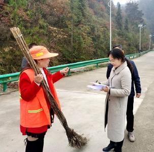 房县就业局在五台乡开展公益性岗位核岗工作