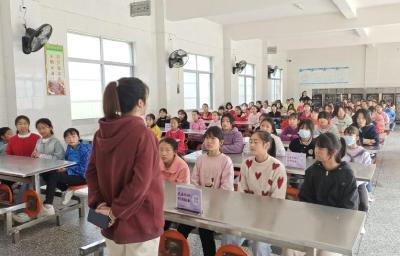 万峪中学：加强女生青春期教育