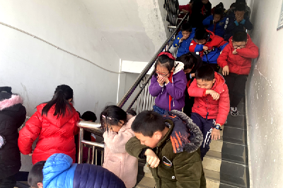 铺沟小学开展防火应急疏散演练