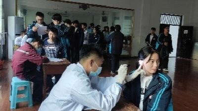 县二中：健康体检进校园 关爱学生护成长