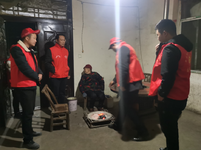 房县人社局驻村工作队：加强夜间巡逻  守护群众安全 