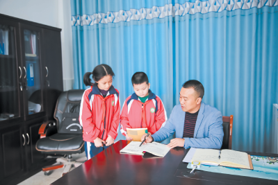 矢志不改 耕耘不辍 ——记房县青峰镇青峰小学校长惠虎