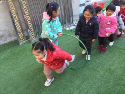 野人谷镇中心幼儿园：举行“户外游戏活动课”