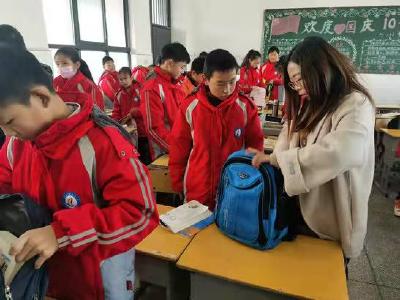 军店小学开展管制刀具大排查活动