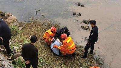 房县：民警跳入刺骨河水救回轻生女子 