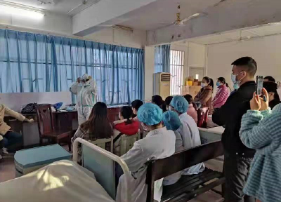 县医院举办“个人防护用品穿脱技能大考核”