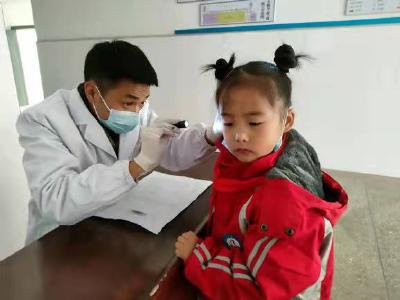 军店小学开展学生健康体检活动