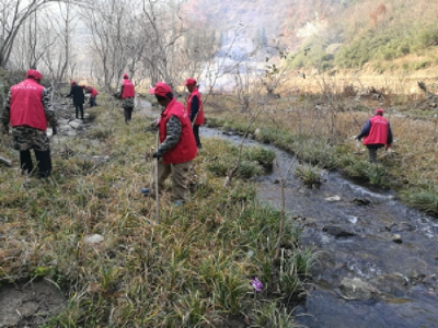 军店镇：清理流经河道垃圾
