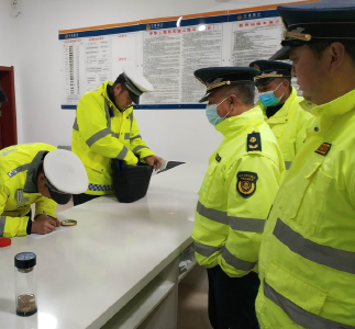 房县交通运输综合执法大队：重拳出击，保护路桥，治理恶意超限运输 