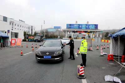 让党旗在疫情防控一线高高飘扬——房县党员干部在疫情防控中当先锋做表率