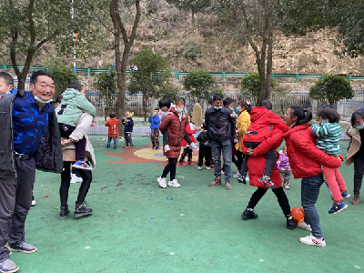 万峪中心幼儿园开展主题亲子运动会