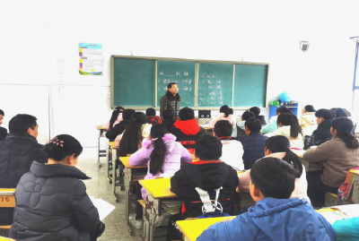 房县中坝学校与实验中学教学联谊促成长