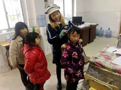 野人谷镇东蒿小学：开展“关爱留守儿童 寒冬送温暖”活动 