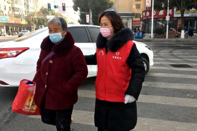 房县检察“红马甲”助力文明房县建设