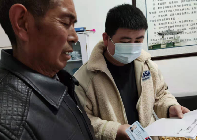 当好群众的“店小二”  ——万峪人社中心帮助高龄老人代办社保卡