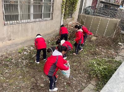 县实验中学开展清洁志愿实践活动
