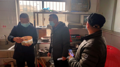 白鹤镇市场监督管理所为校园食堂安全保驾护航