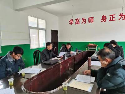 野人谷镇七里小学开展年度工作考核活动
