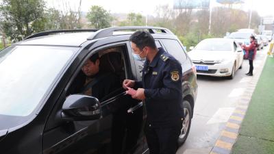  逐人检测，逐车消毒！房县24小时不间断守好高速交通卡口