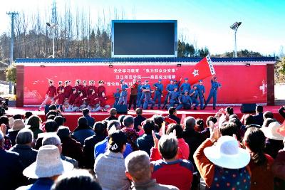 汉江师范学院百余师生走进化龙堰镇开展“五送”活动