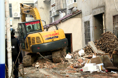 房县依法强制拆除7处违法建筑