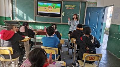 青峰镇中心学校：借力送教下乡  提升教育质量