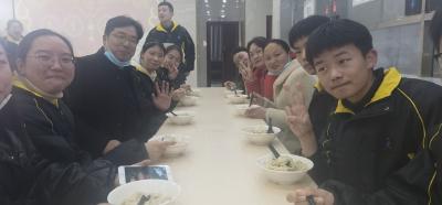 房县一中：师生一起包饺子  其乐融融过冬至