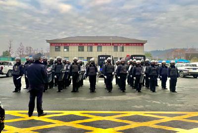 雷霆出击 房县集中拆除违法建筑13户