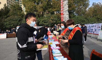 县审计局 “1+N”开展“宪法宣传周”活动