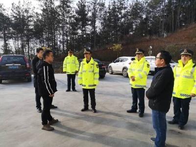 县交通运输综合执法大队开展“我为货车司机办实事”活动