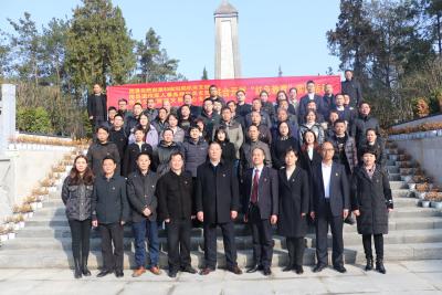 房县组织开展“烈士为我洒热血、我为烈士墓碑描红”主题教育活动