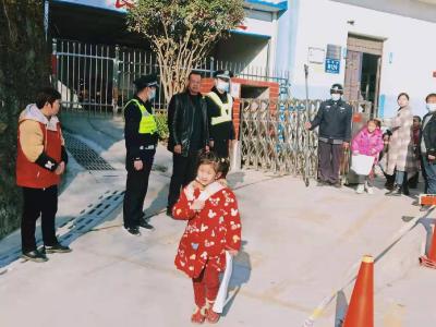 姚坪乡：织牢交通安全网 “护航”学生上下学