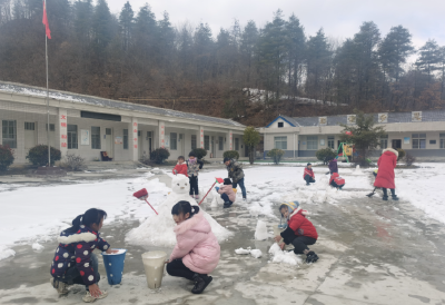 野人谷镇东蒿小学：浓浓师生情   师生堆雪人