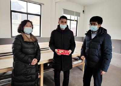 邓紫微看望慰问民政福利机构一线工作人员